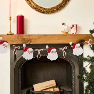 slinger met kerstmannen en roze strikjes