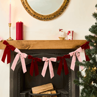slinger met velvet strikjes rood en roze