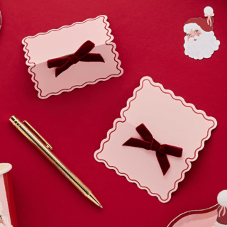 tafelkaartjes roze met rode strik