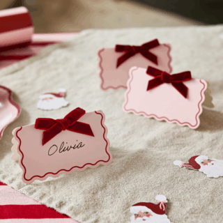 tafelkaartjes roze met rode strik