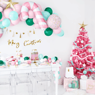 cadeautasjes kerst onder een roze kerstboom