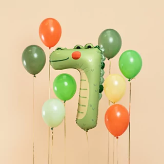 groene krokodil ballon cijfer 7 zweeft naast oranje, groene en gele ballonnen