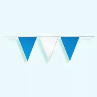 Blauwe en witte vlaggetjes op lichtblauwe achtergrond