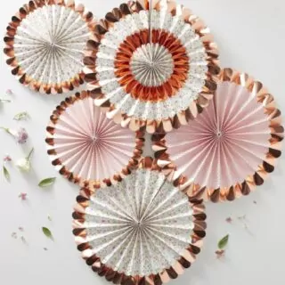 Vijf waaiers met bloemenprint en rose gouden randjes