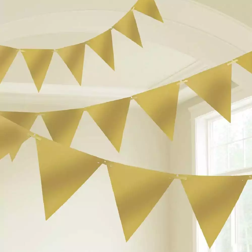 Gouden vlaggetjes in een kamer