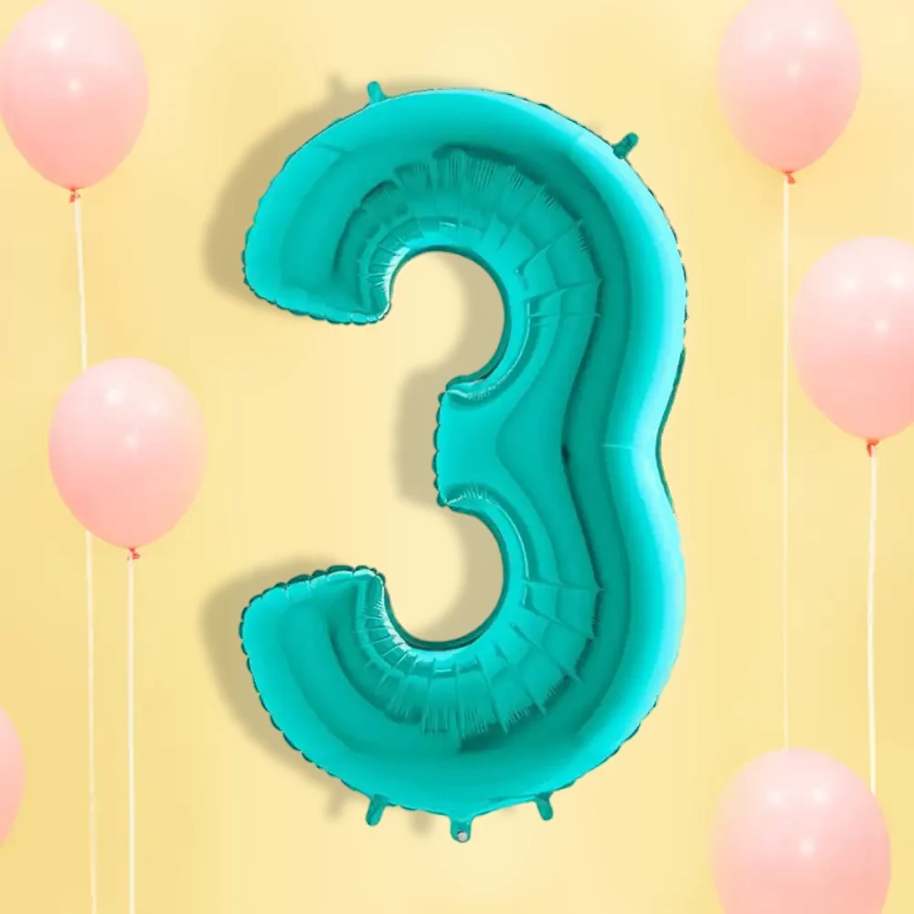 Turquoise cijferballon nummer 3 op een lichtgele achtergrond met pastelroze ballonnen en wit lint