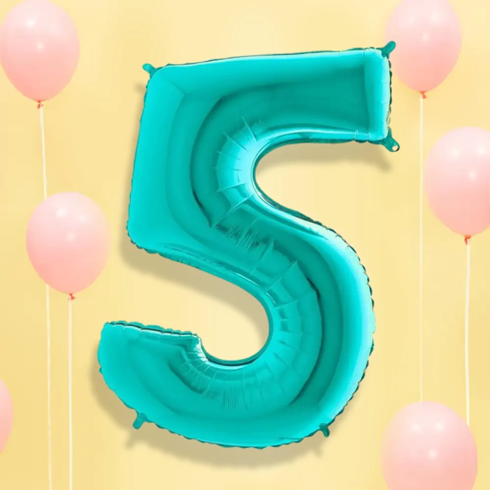 Turquoise folieballon op een lichtgele achtergrond met pastelroze ballonnen en wit lint