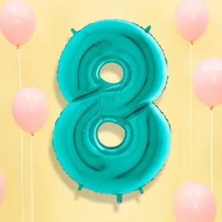 Turquoise folieballon op een lichtgele achtergrond met pastelroze ballonnen en wit lint