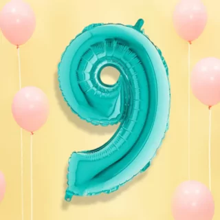 Turquoise folieballon 9 op een lichtgele achtergrond met pastelroze ballonnen en wit lint