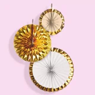 3 waaiers in de kleuren goud, beige en wit op een roze achtergrond