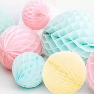 Pastelkleurige honeycombs in de kleuren geel, roze en blauw
