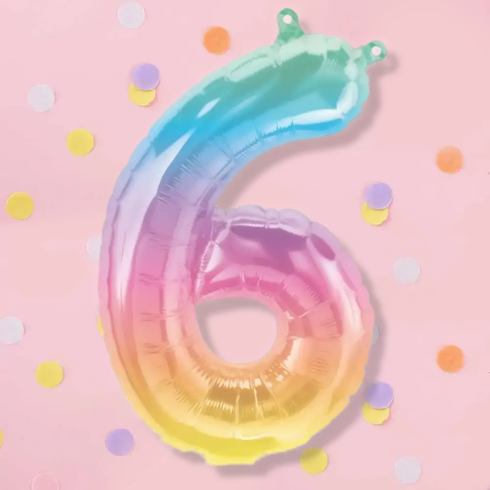 Cijfer 6 in pasteltinten op een lichtroze achtergrond met confetti in pasteltinten