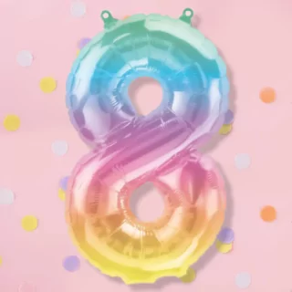 Cijferballon in pasteltinten met regenboogkleur op een lichtroze achtergrond met paarse, witte, gele en oranje confetti