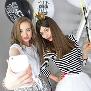 twee vrouwen maken een selfie met een gouden kroontje op