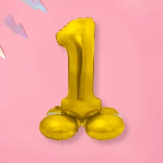 Gouden folieballon op standaard op een roze achtergrond met een vlaggetje met bliksem