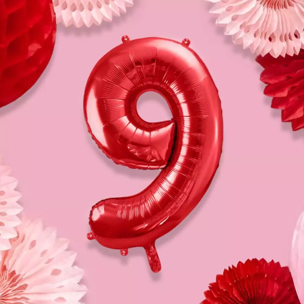 Folieballon cijfer 9 in de kleur rood op een roze achtergrond met lichtroze en rode waaiers en honeycombs