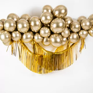 gouden ballonnenboog en franje slinger
