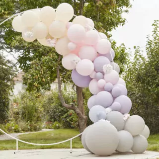 Ballonnenboog met roze tinten en bloemen