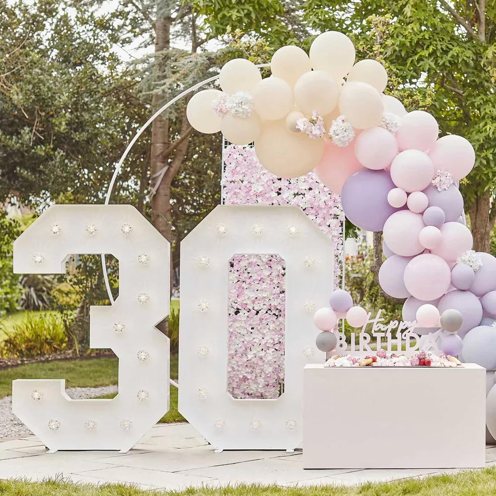 versieringen voor 30ste verjaardag met bloemen en roze tinten