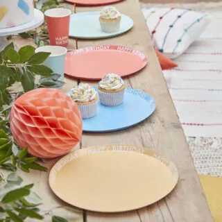 gedekte tafel met papieren happy birthday bordjes