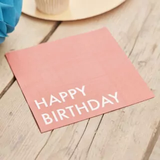 Rood servet met happy birthday erop