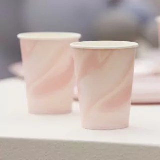 papieren beker met roze marmer look