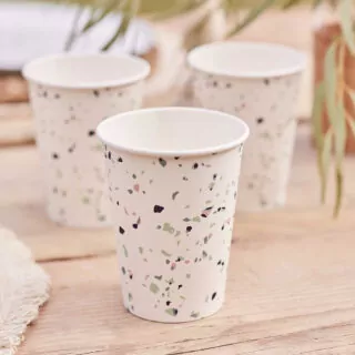 papieren bekers met terrazzo look