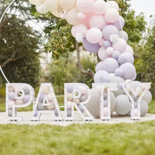 Ballonstandaarden vormen het woord Party