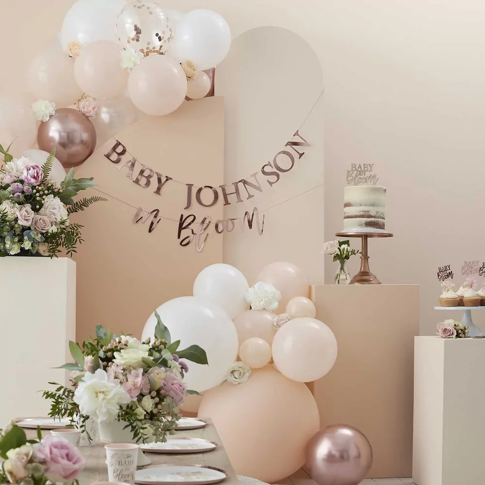 versierde ruimte met grote en kleine ballonnen in lichte roze kleuren en bloemen