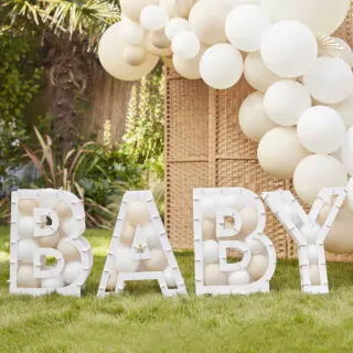 Ballonstandaard in de vorm van het woord Baby voor rotan scherm en boog van ballonnnetjes