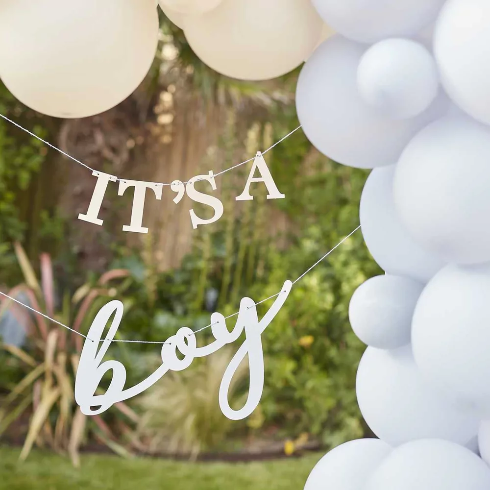 Letter banner met de tekst It's a Boy hangt aan ballonnen