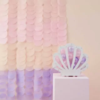 Backdrop van papieren Schijfjes in Roze & Lila tinten met een ballonnenstandaard in de vorm van een schelp