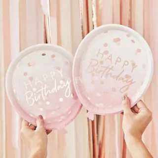 Bordjes met happy birthday erop in de vorm van een ballon