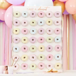 Grote witte Donut Donut Wall met tekst take a donut gevulde met pastelkleurige donuts