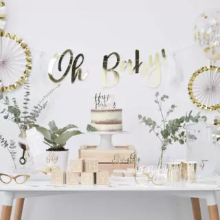 versieringen voor babyshower met wit en goud