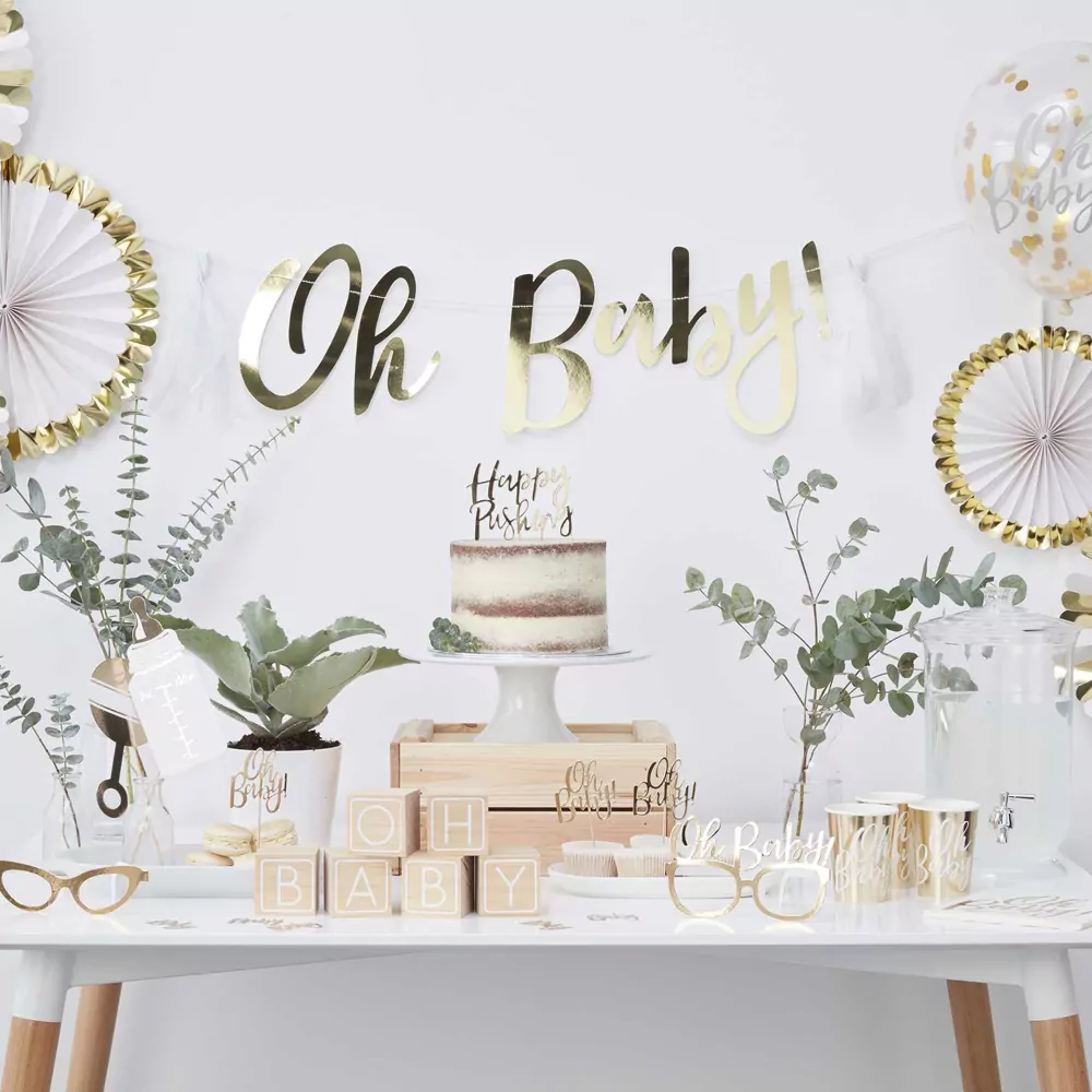 versieringen voor babyshower met wit en goud