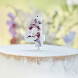 Taart met Taart Kaars met Rozenblaadjes in Cijfer 4
