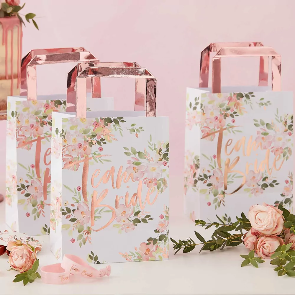 witte tasjes met team bride erop met rose gouden handvat
