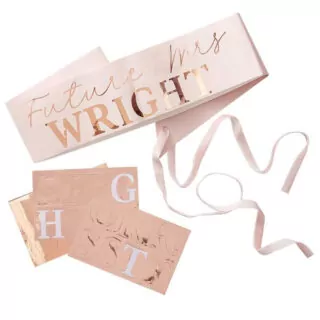 roze sjerp met future mrs wright en plakvellen met letters