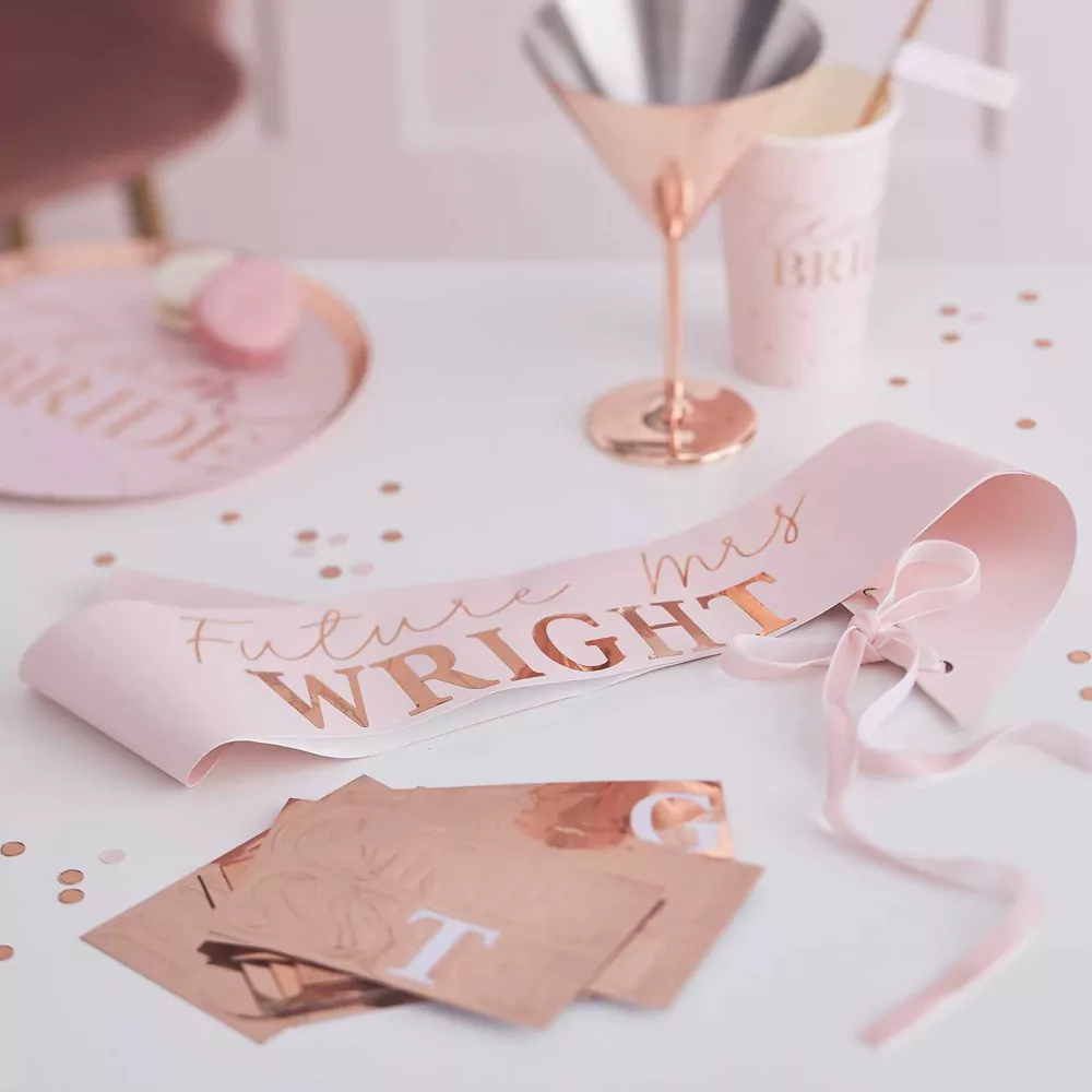 roze sjerp met future mrs wright en plakvellen met letters