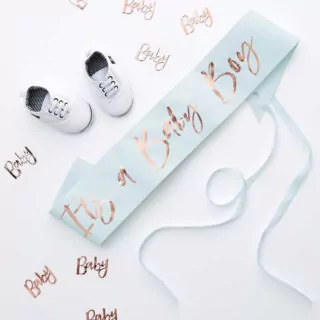 lichtblauwe sjerp met its a baby boy erop en kleine schoentjes
