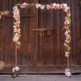 Rose gouden poort versierd met kunstbloemen