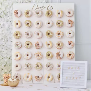 Gevuld donut standaard met versierde donuts op een versierde tafel