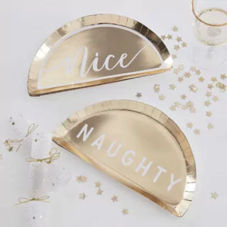 Gouden bordjes in de vorm van een halve maan met nice en naughty erop