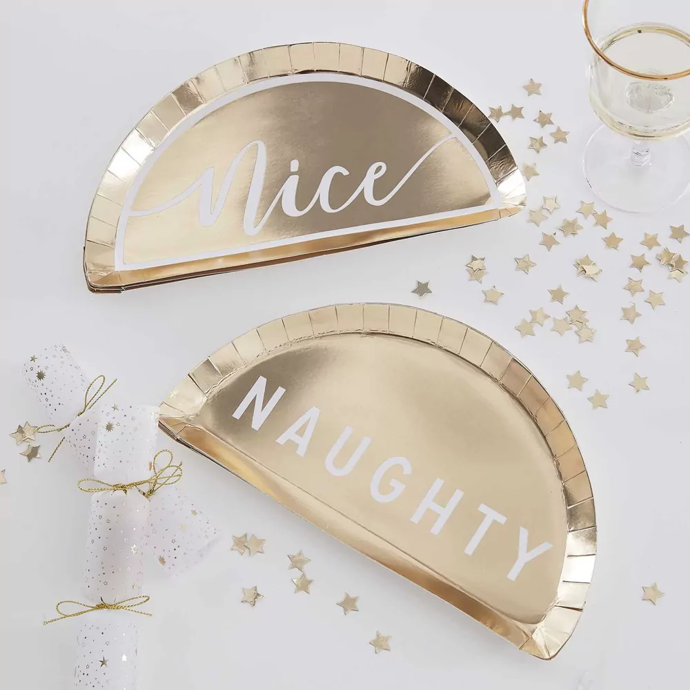Gouden bordjes in de vorm van een halve maan met nice en naughty erop