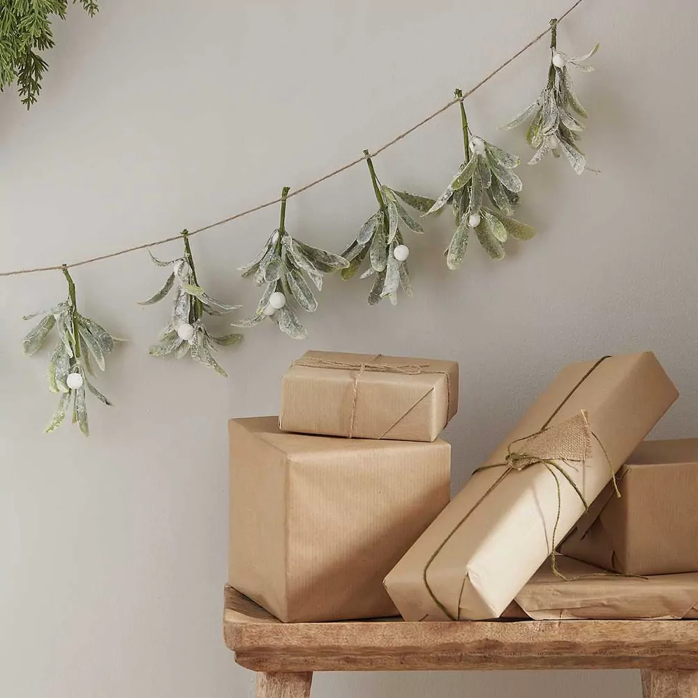 Cadeautjes in kraft cadeauverpakking met draad met maretakjes erboven