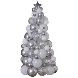 Kerstboom van witte en zilveren ballonnen