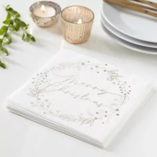 Stapel witte servetten met merry christmas erop