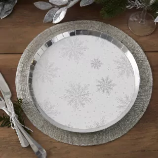 Wit bordje met zilveren rand en zilveren sneeuwvlokken erop