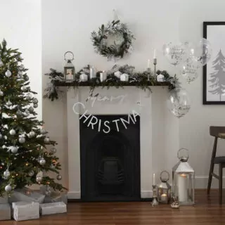 Kamer met kerstboom en andere kerstdecoratie